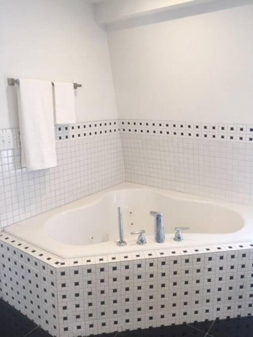Luxury Three Story Apartment In Short North Кълъмбъс Екстериор снимка